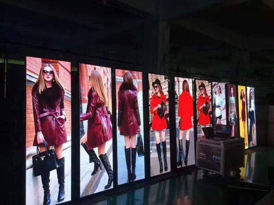 Pełnokolorowy billboard reklamowy Kryty ekran plakatowy LED P1.835 P2.5 Stojący wyświetlacz LED HD